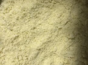 3.用刮刀切拌或者用手搓拌至粗粒状后，倒入约30克牛奶