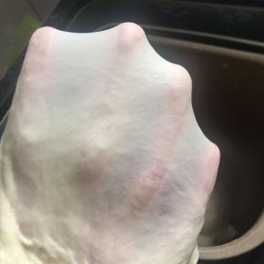 15分钟后加入室温软化的黄油，继续揉至扩展阶段