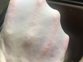 15分钟后加入室温软化的黄油，继续揉至扩展阶段