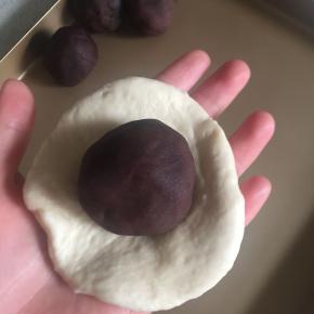 面团静置完、擀开包入豆沙馅儿