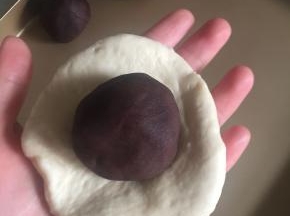 面团静置完、擀开包入豆沙馅儿