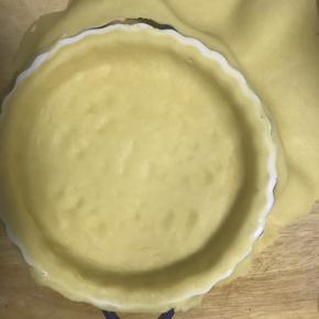 11.将面片放入派盘中，压掉边缘部分