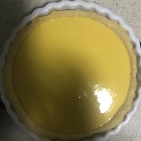 14.烤好的派皮拿出，南瓜馅料搅拌均匀再次过筛至派皮中九分满即可，烤箱温度160度，烤40分钟左右(根据自己的烤箱增减时间)