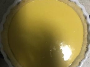 14.烤好的派皮拿出，南瓜馅料搅拌均匀再次过筛至派皮中九分满即可，烤箱温度160度，烤40分钟左右(根据自己的烤箱增减时间)