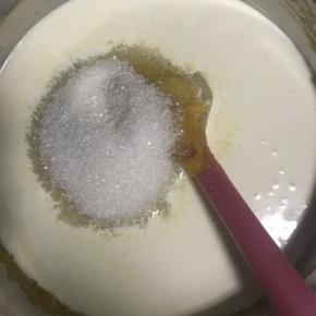 7.加入淡奶油，砂糖并搅拌均匀