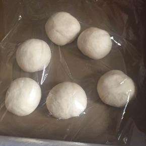 平均分成6份，滚圆，盖保鲜膜静置15分钟。