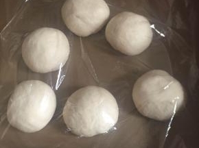 平均分成6份，滚圆，盖保鲜膜静置15分钟。