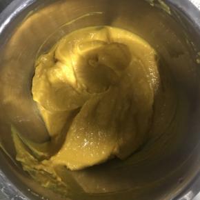 6.加入80克牛奶并用料理机打碎，是否加牛奶请看后面的温馨提示，我用的南瓜水分少，所以加了牛奶稀释