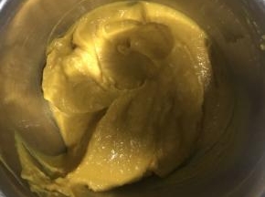 6.加入80克牛奶并用料理机打碎，是否加牛奶请看后面的温馨提示，我用的南瓜水分少，所以加了牛奶稀释
