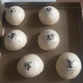 明显变大以后，刷上水，撒上芝麻