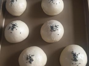 明显变大以后，刷上水，撒上芝麻