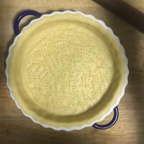 12.用叉子在底部扎些空洞，防止底部鼓起，同时预热烤箱