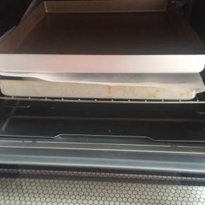 面包上面放一张油纸，压一个烤盘，入烤箱180度烤20分钟即可。