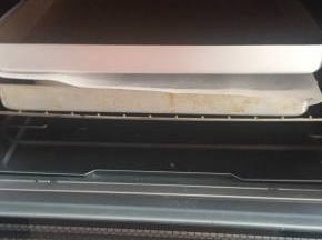 面包上面放一张油纸，压一个烤盘，入烤箱180度烤20分钟即可。