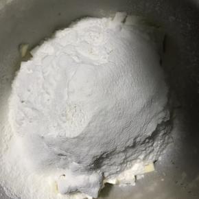 2.将低筋面粉，糖粉，盐过筛至黄油盆中