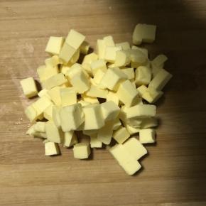 1.冷藏的黄油拿出切块，放入盆中(不要软化，不要软化)