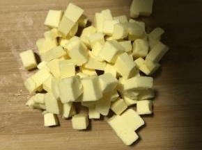 1.冷藏的黄油拿出切块，放入盆中(不要软化，不要软化)