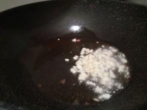 锅里放蒜泥炒香