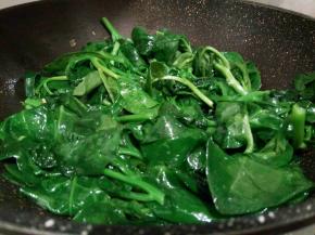 放木耳菜翻炒几下