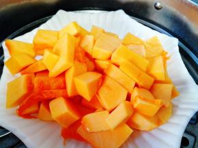 南瓜去皮去籽切小上锅蒸