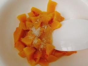 蒸熟后趁热加点白糖，捣成泥状