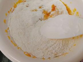 糯米粉，面粉加入南瓜泥里，