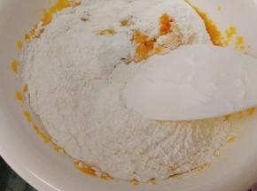 糯米粉，面粉加入南瓜泥里，