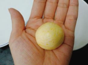 取一小剂子，搓圆