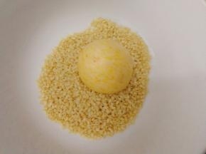 裹着一层芝麻