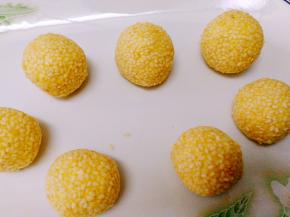 裹上芝麻放一会儿再炸，这样芝麻不易掉