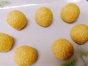 裹上芝麻放一会儿再炸，这样芝麻不易掉