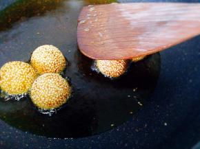 小窍门，麻团浮起来后轻轻压一下，这样炸出来又大又空，还很脆。