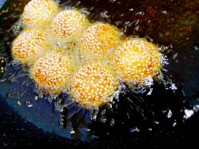 炸时不停的翻动麻团，这时候可以调为小火