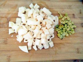 莲藕去皮切丁，泡椒切丁。