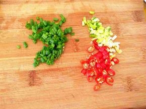 小米椒，葱切未。