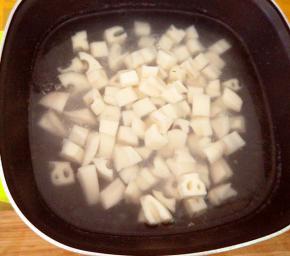 把莲藕丁放入已开的水中焯水两分钟