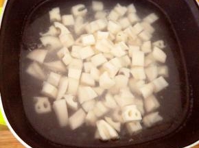 把莲藕丁放入已开的水中焯水两分钟