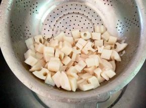 捞出来过冰水沥干备用(莲藕脆爽的关键)