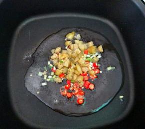 热锅凉油，下小米辣，葱白，泡椒煸香。