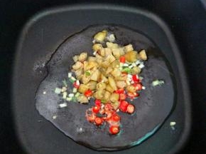 热锅凉油，下小米辣，葱白，泡椒煸香。