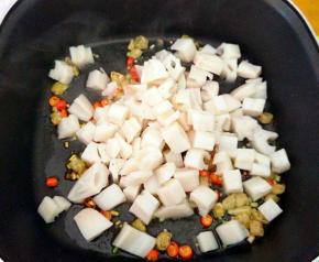 下莲藕丁炒匀。