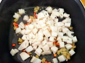 下莲藕丁炒匀。