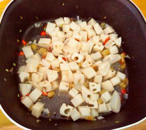 加泡椒水，白糖，醋调味。