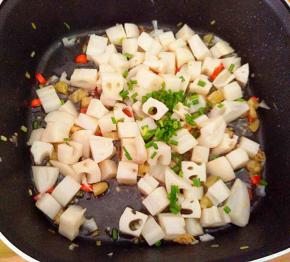 再加入葱叶即可。