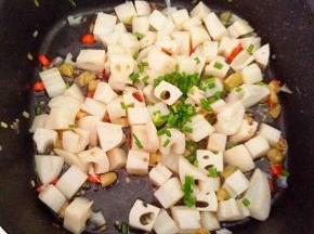 再加入葱叶即可。