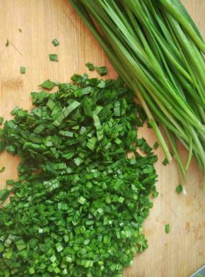 韭菜洗净淋干水分，切碎备用