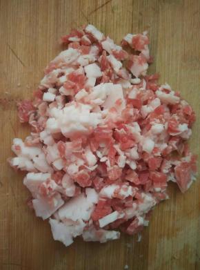 五花肉切成细小的小肉丁备用