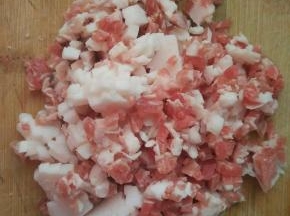 五花肉切成细小的小肉丁备用