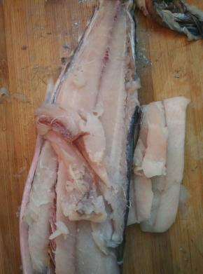 鲅鱼内脏去除清洗干净，把鱼皮去掉，把肥厚的鱼肉用刀片下来