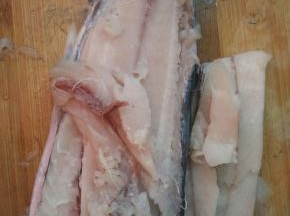 鲅鱼内脏去除清洗干净，把鱼皮去掉，把肥厚的鱼肉用刀片下来